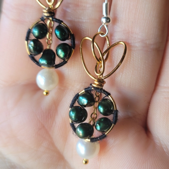 Green pearl bunny earrings - Picture 1 of 1